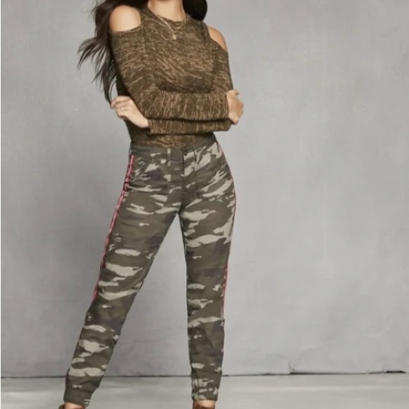 Sofia Vergara Jeans Marcelina utility jogger side stripe camo print - Picture 4 of 7